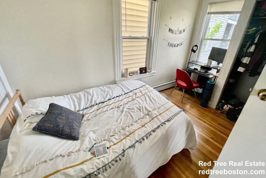 Building Photo - 10 Houghton St