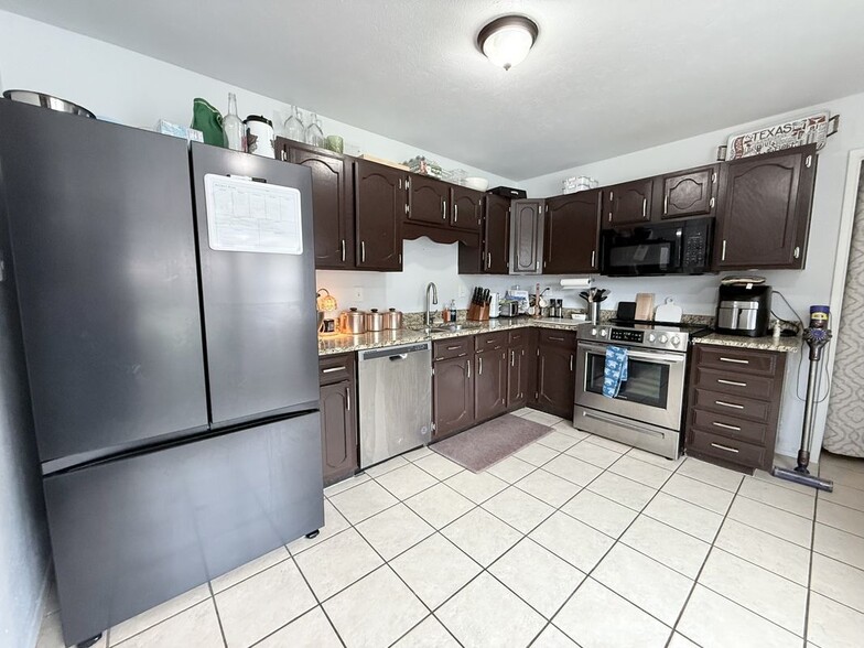 Building Photo - 5229 Goodman Dr