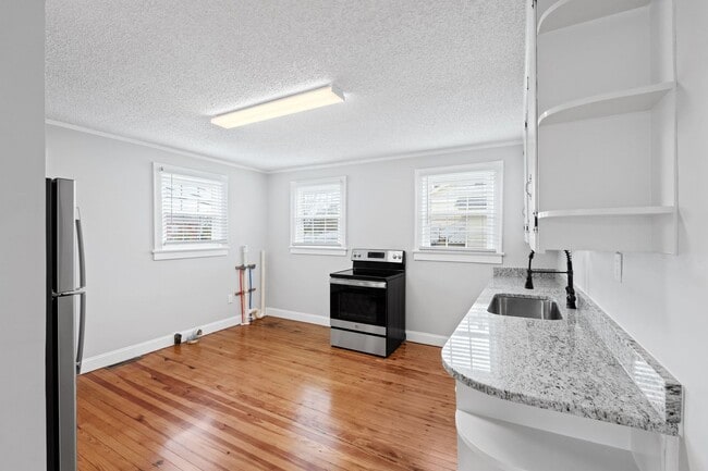 Building Photo - 2 Bedroom 1 Bath Within Walking Distance t...