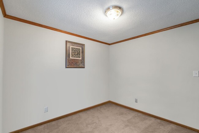 Building Photo - Beautifully Upgraded Furnished 3-Bedroom H...