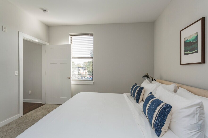 Building Photo - 1016 18th Ave S