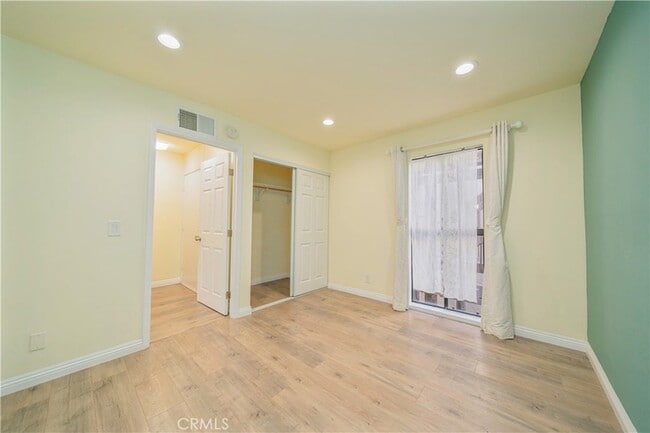 Building Photo - 6336 Marina Pacifica Dr N