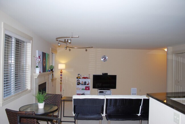Building Photo - Spacious 2 Bed in Beautiful Complex!