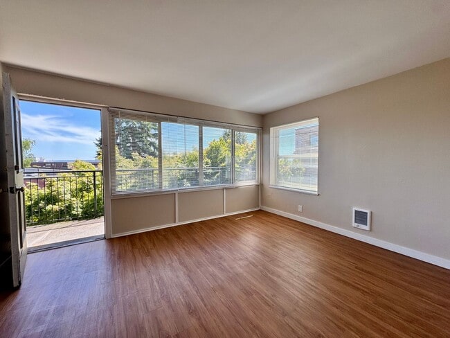 Building Photo - Prime location for walkable living near shops and restaurants!
