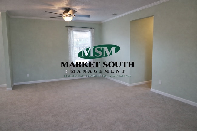 Building Photo - CUTE AND COZY THREE BEDROOM