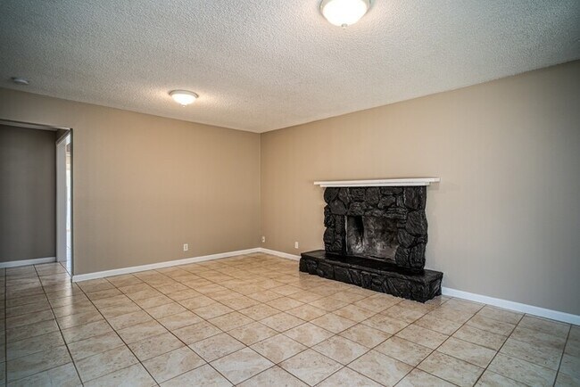 Building Photo - AVAILABLE NOW - 3Bed/2Bath Home for rent i...