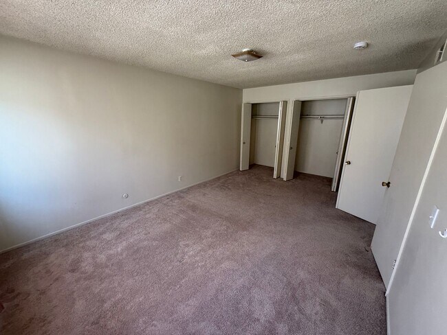 Building Photo - Bright and Airy 2 Story 2 BR/1.5BA townhom...