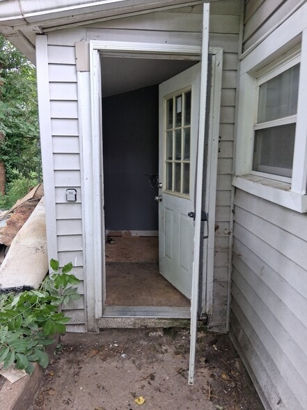 Building Photo - 3912 Beachwood Ave
