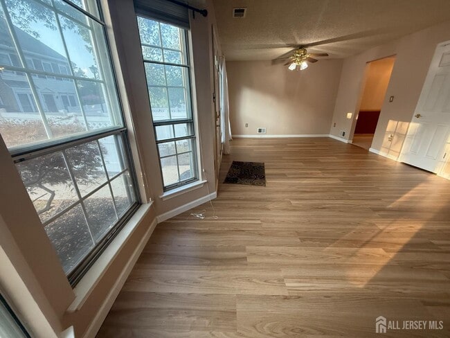 Building Photo - 125 Albury Way