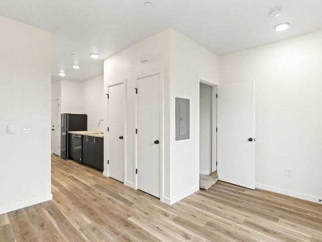 Building Photo - Vancouver Townhouses - Get 1 Month Free!