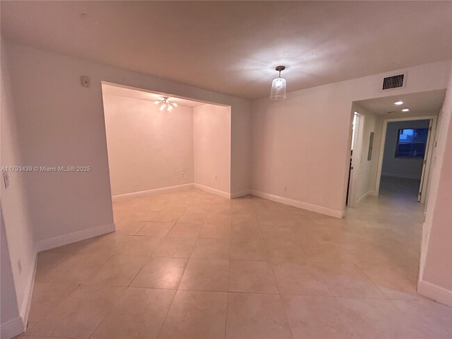 Building Photo - 2880 Pine Tree Dr