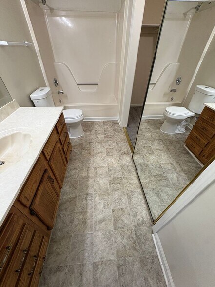 Building Photo - 6459 Summer Creek E