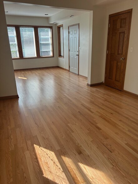 Building Photo - 2423 N Lotus Ave