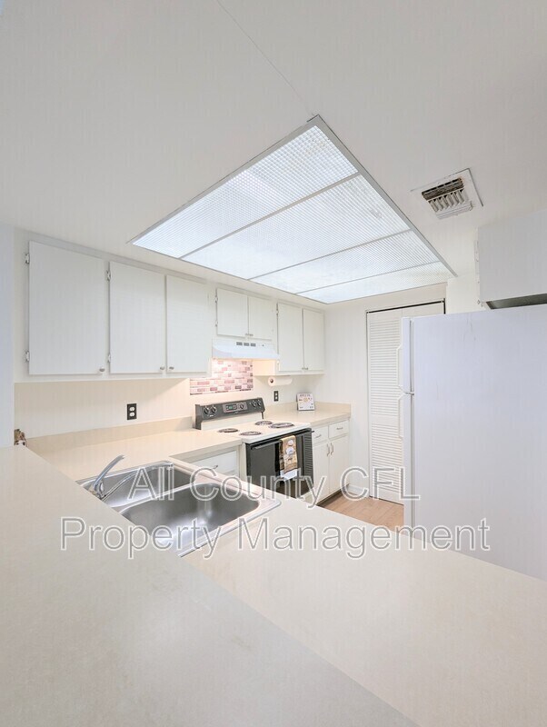 Building Photo - 4533 Lakeway Dr