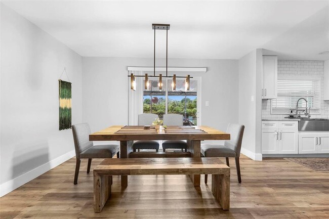 Building Photo - 412 Pinar Dr