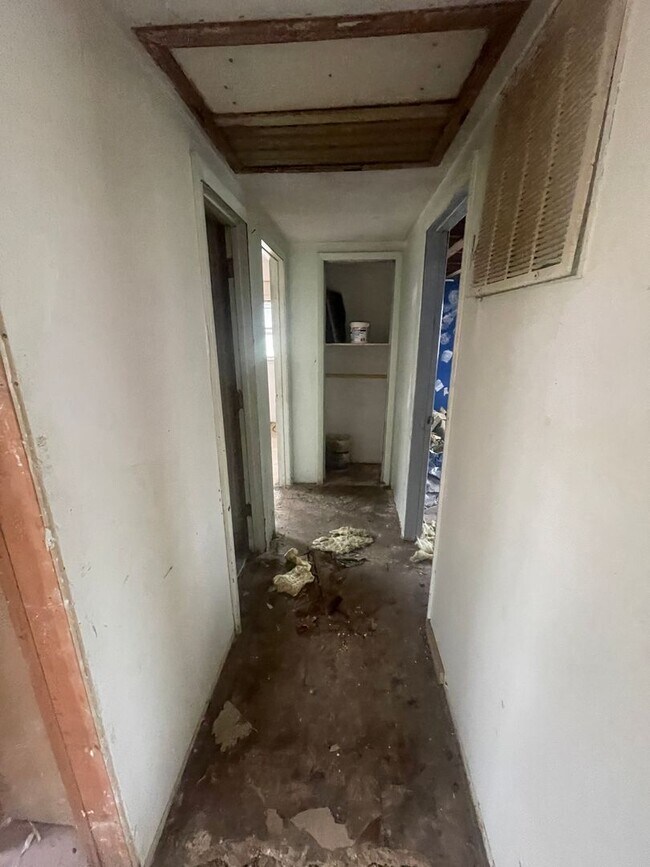Building Photo - WELLSVILLE - 3 BR split level with Attache...