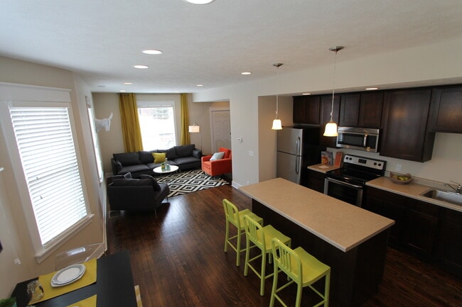 Building Photo - Large 3 bedroom 2.5 bath remodeled home! L...
