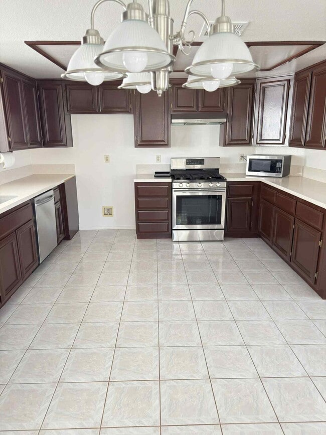 Building Photo - 2890 Summer Set Cir
