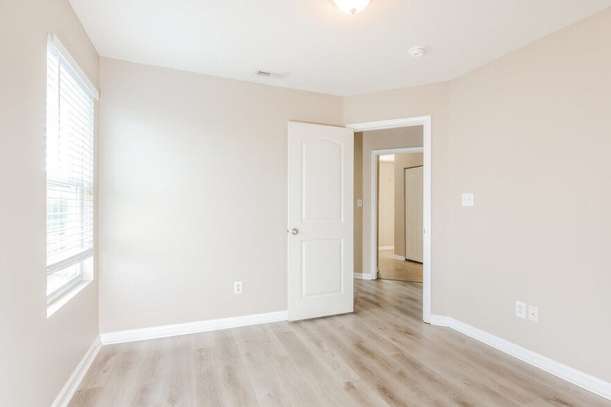 Building Photo - 15559 Old Pond Cir