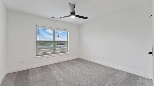Building Photo - "Enchanting Farmington Getaway: 3-Bedroom ...