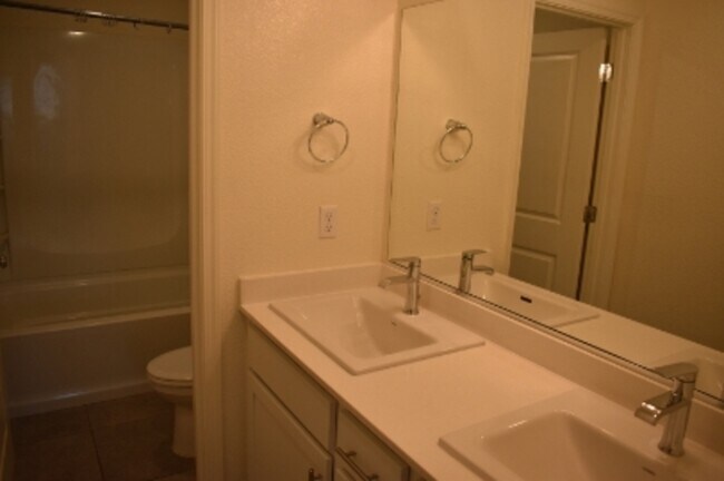 Building Photo - 624 Suzanne Dr