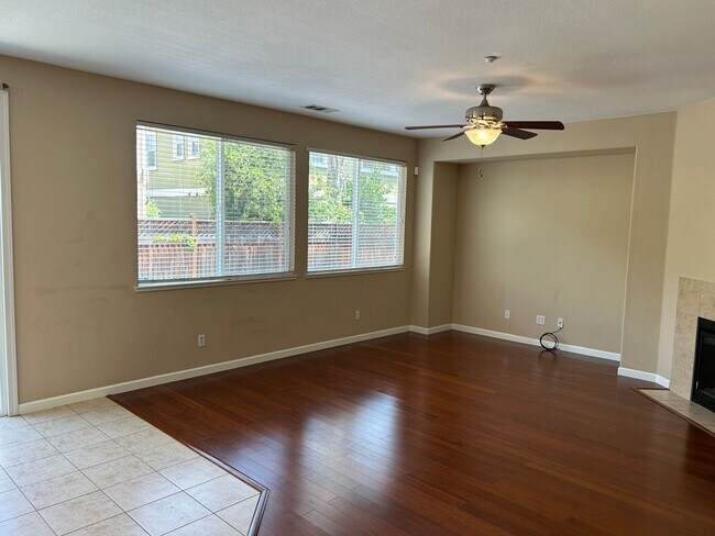 Building Photo - Beautiful 4 Bedroom 3 Bathroom in Quiet Neighborhood with SOLAR