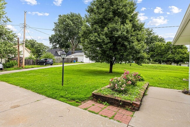 Building Photo - Remodeled 3-bedroom, 1-bath ranch with Attached Garage & Full Basement