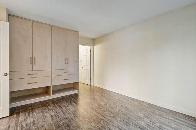 Building Photo - Spacious 1-bdrm/1-bath condo w/ 2 parking spaces. Balcony, fireplace, hot tub, & pool