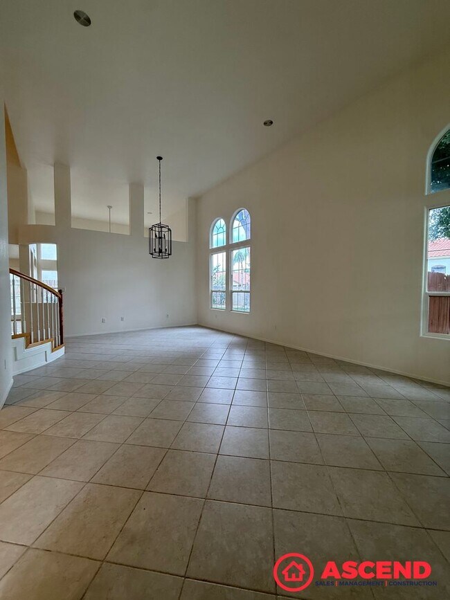 Building Photo - Spacious 4 Bed / 3 Bath Home in Haggin Oaks!