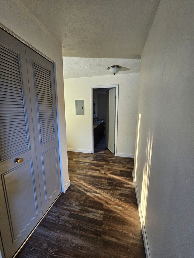 Building Photo - Fully updated 2/1 duplex in Gateway area