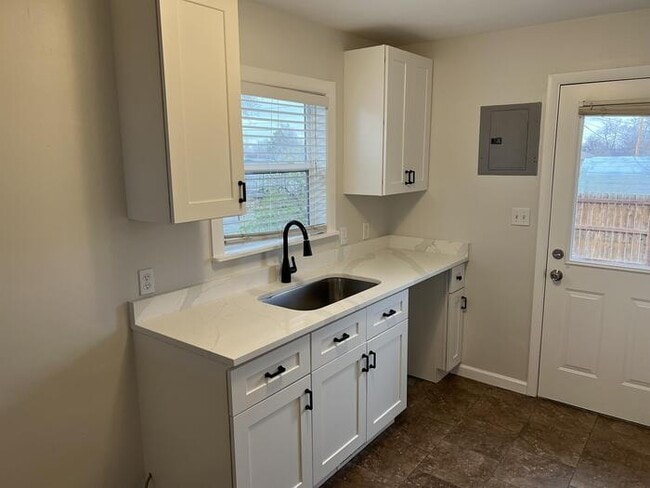 Building Photo - 100 S Kendall St