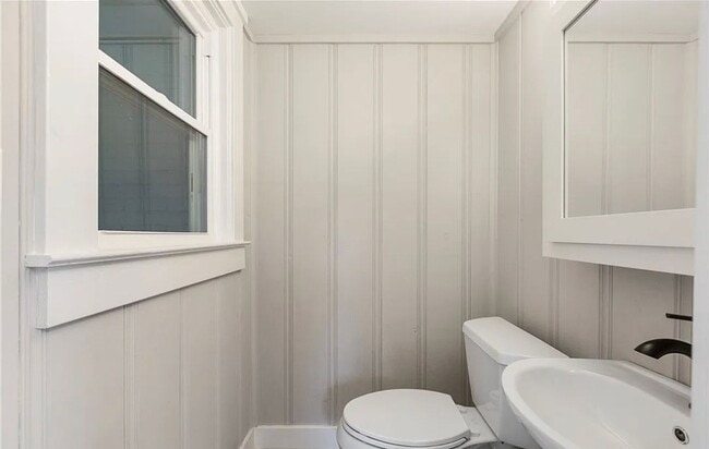 Building Photo - Modern 4 Bedroom Home with Granite Kitchen & Tiled Baths