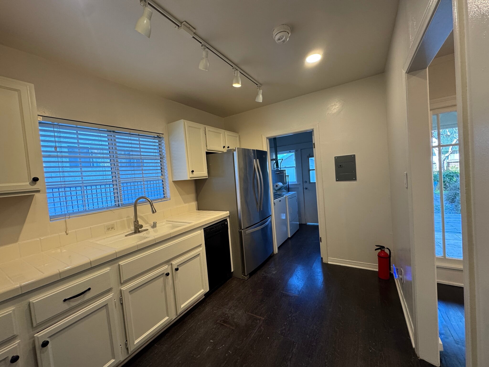 Building Photo - 849 N West Knoll Dr