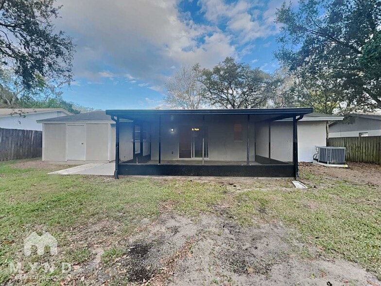 Building Photo - 2233 Selkirk St