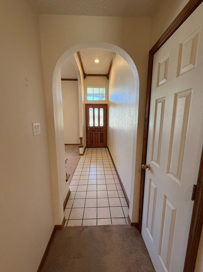 Building Photo - Beautiful 4 Bedroom Home Located in the Zi...