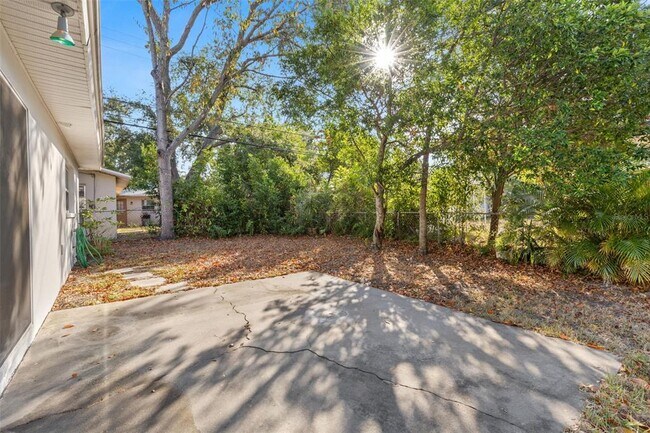 Building Photo - 885 James St