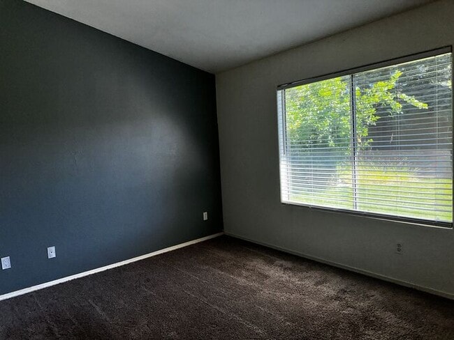 Building Photo - 3 Bedroom 2 Bath House with Amazing Rosevi...