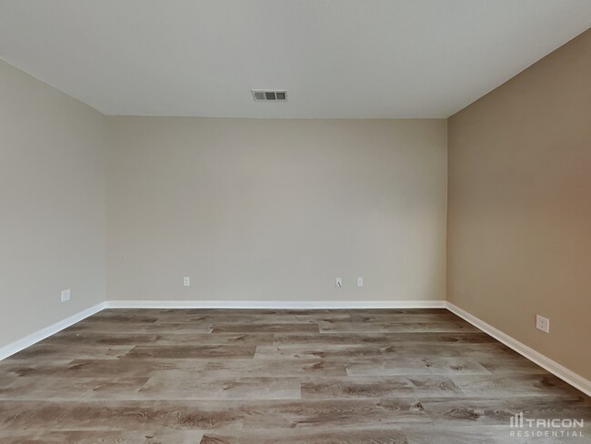 Building Photo - 1327 Tamarack Dr