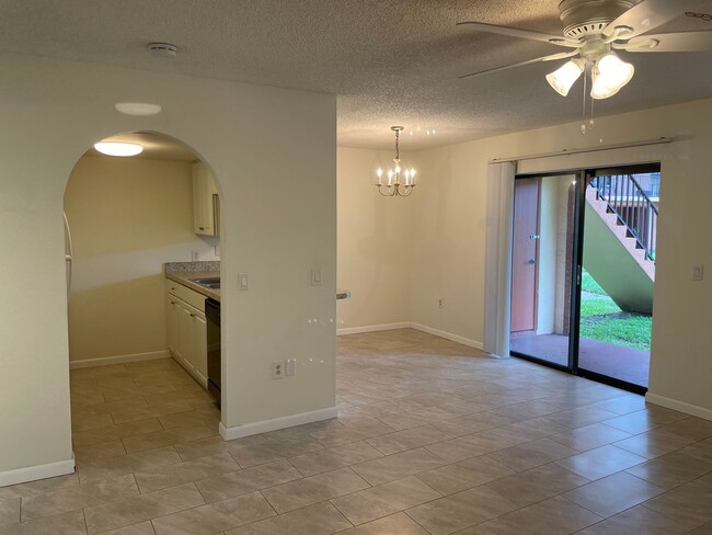 Building Photo - Charming Ground-Floor 1-Bedroom Condo with...