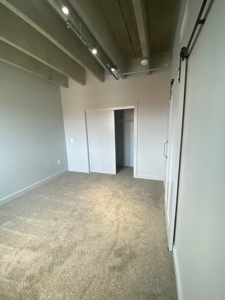 Building Photo - 19 E Race St