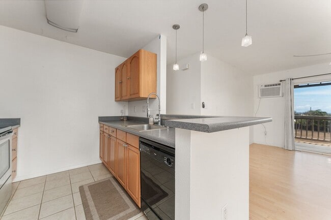 Building Photo - 3bd/2ba upstairs unit with deck