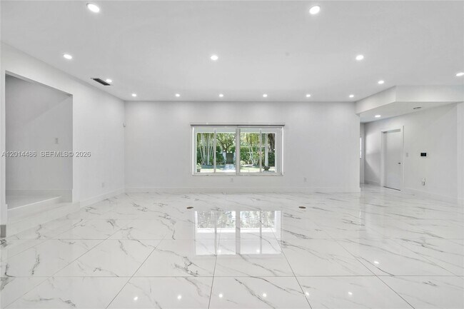 Building Photo - 711 Sunset Dr