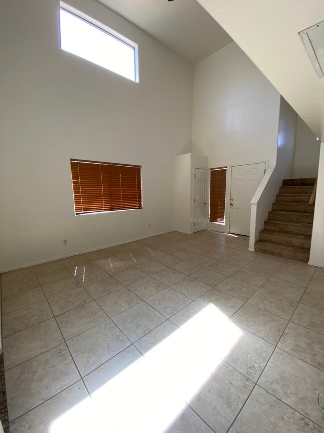 Building Photo - 1805 E Calle Grandiosa