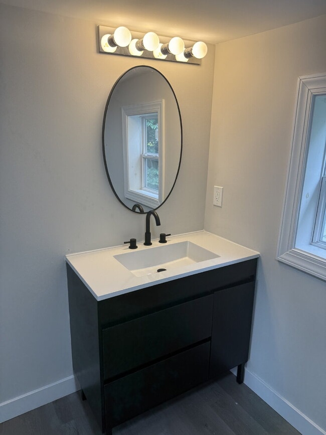 Building Photo - Updated One Bedroom in the heart of Lynchburg