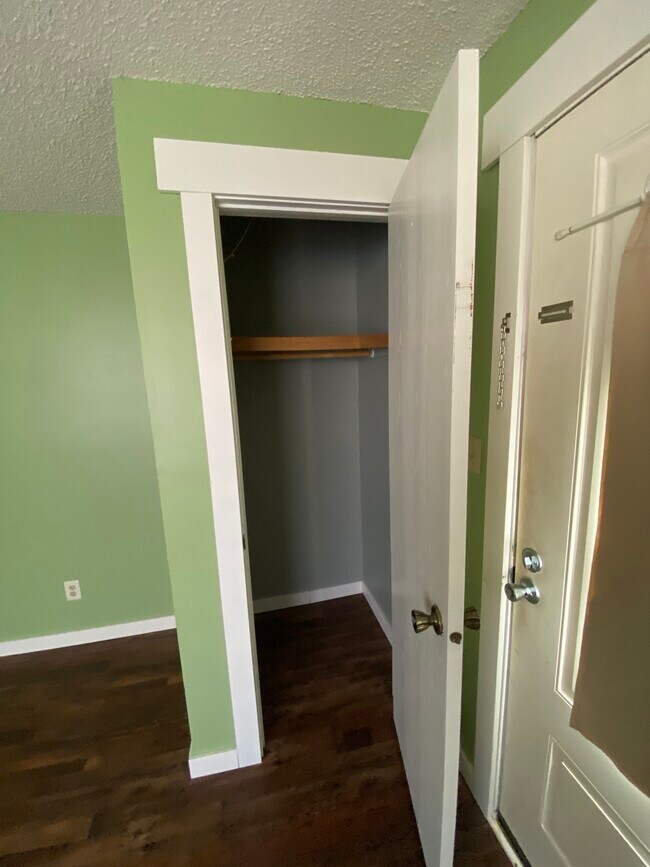 Building Photo - 619 W Edgewood St