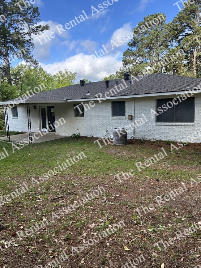 Building Photo - 1801 Roosevelt Dr