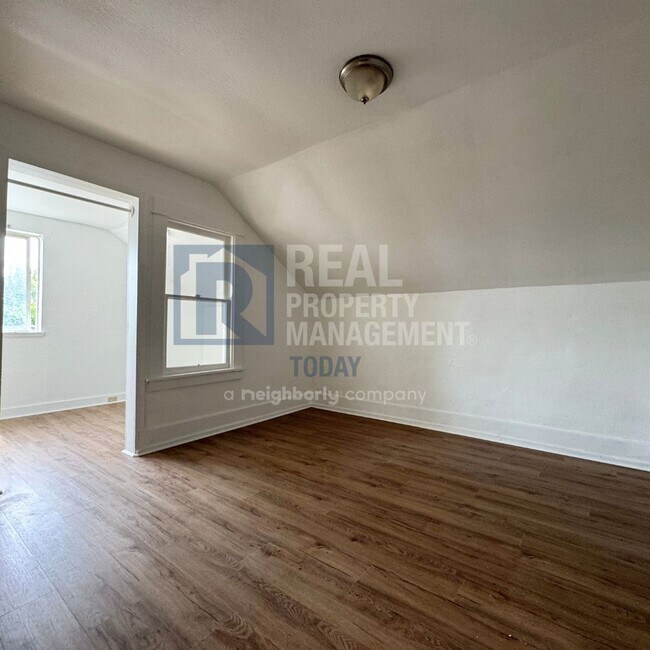 Building Photo - Calvin - 1651 (Cascade Group)