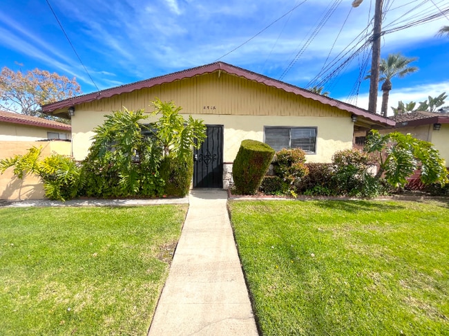 Building Photo - 831 S Oaks Ave