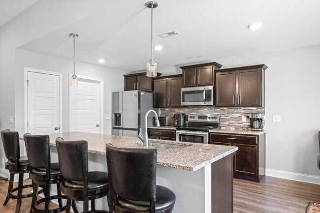 Building Photo - 3 Bedroom 3 Bath Home with Bonus Room For Rent!