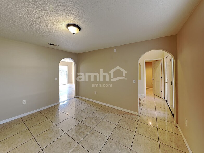 Building Photo - 16000 Wilkinson Dr